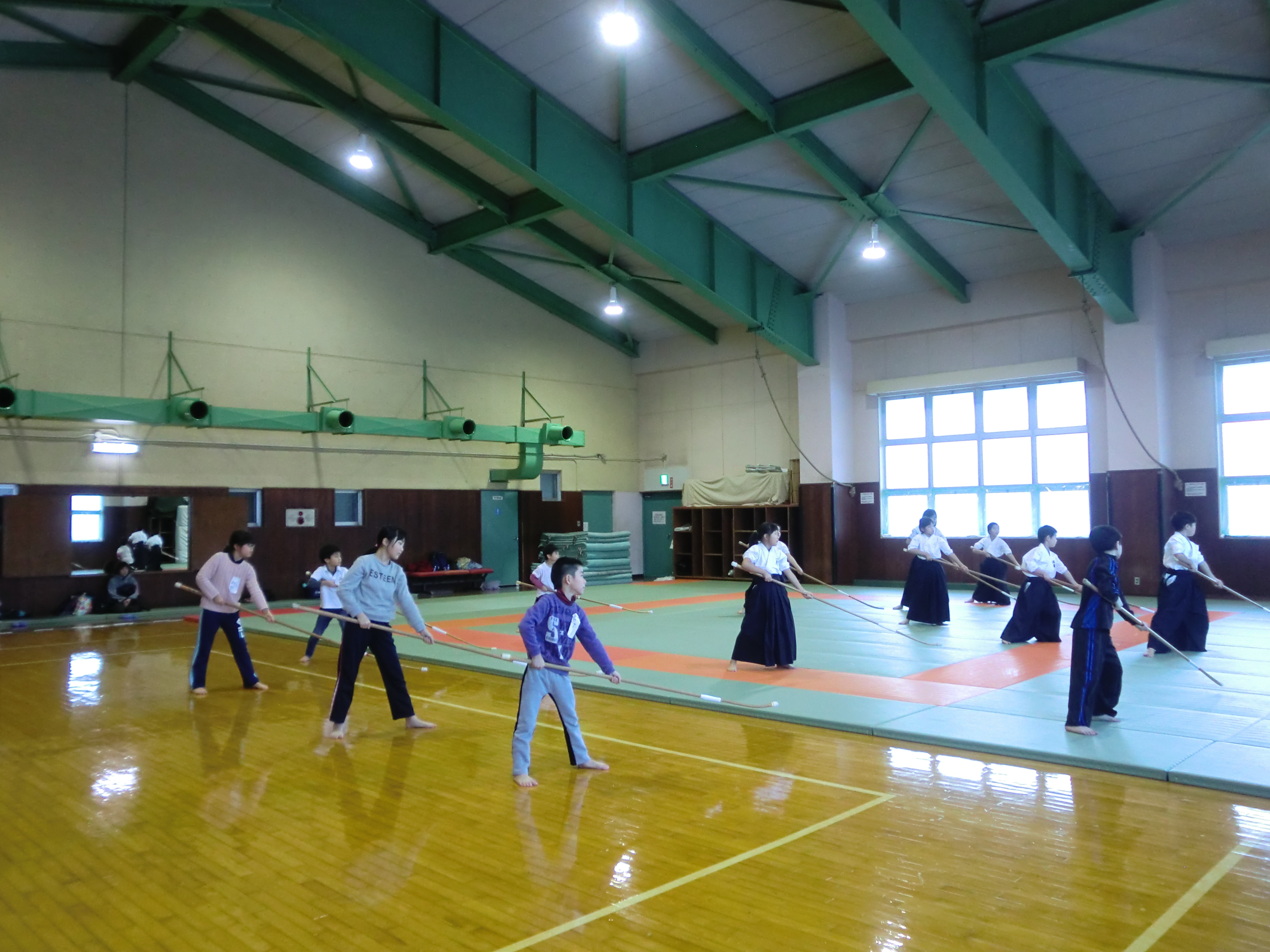 「小学生の初心者なぎなた教室」