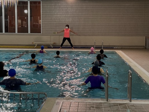 泳げなくても楽しめる水中エアロビクス