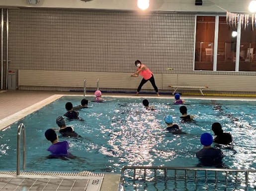 泳げなくても楽しめる水中エアロビクス